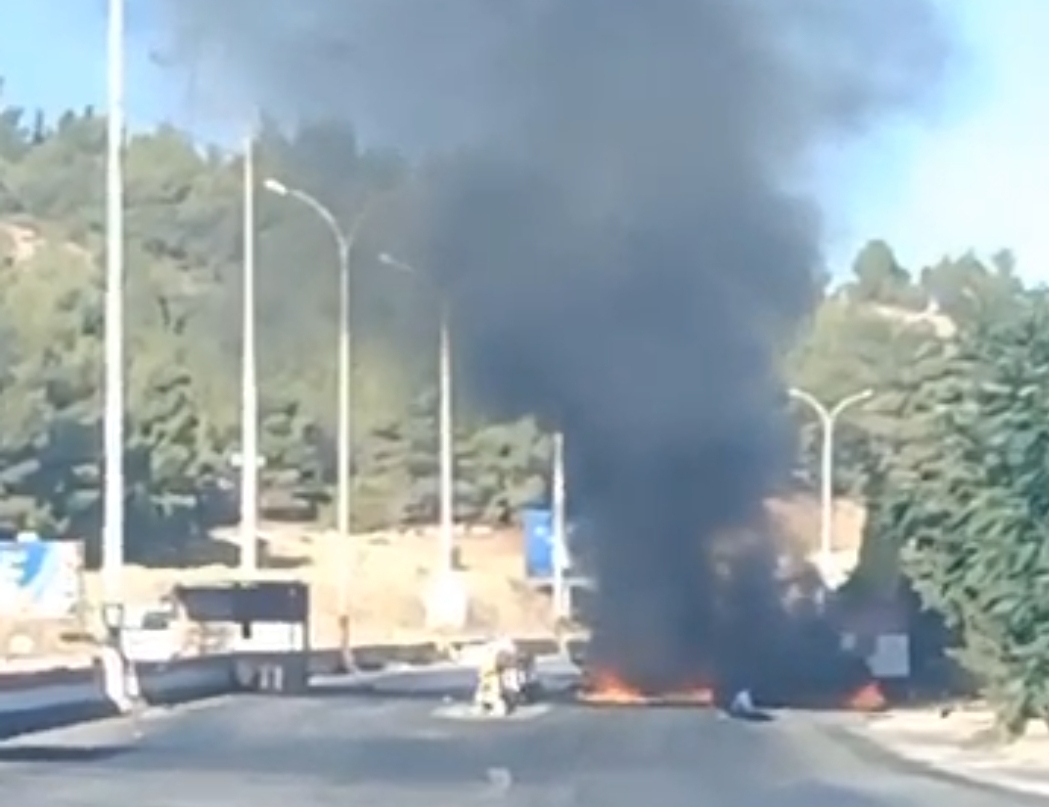 مسيرة إسرئيلية تستهدف سيارة قرب الحدود اللبنانية السورية (صور - فيديو)